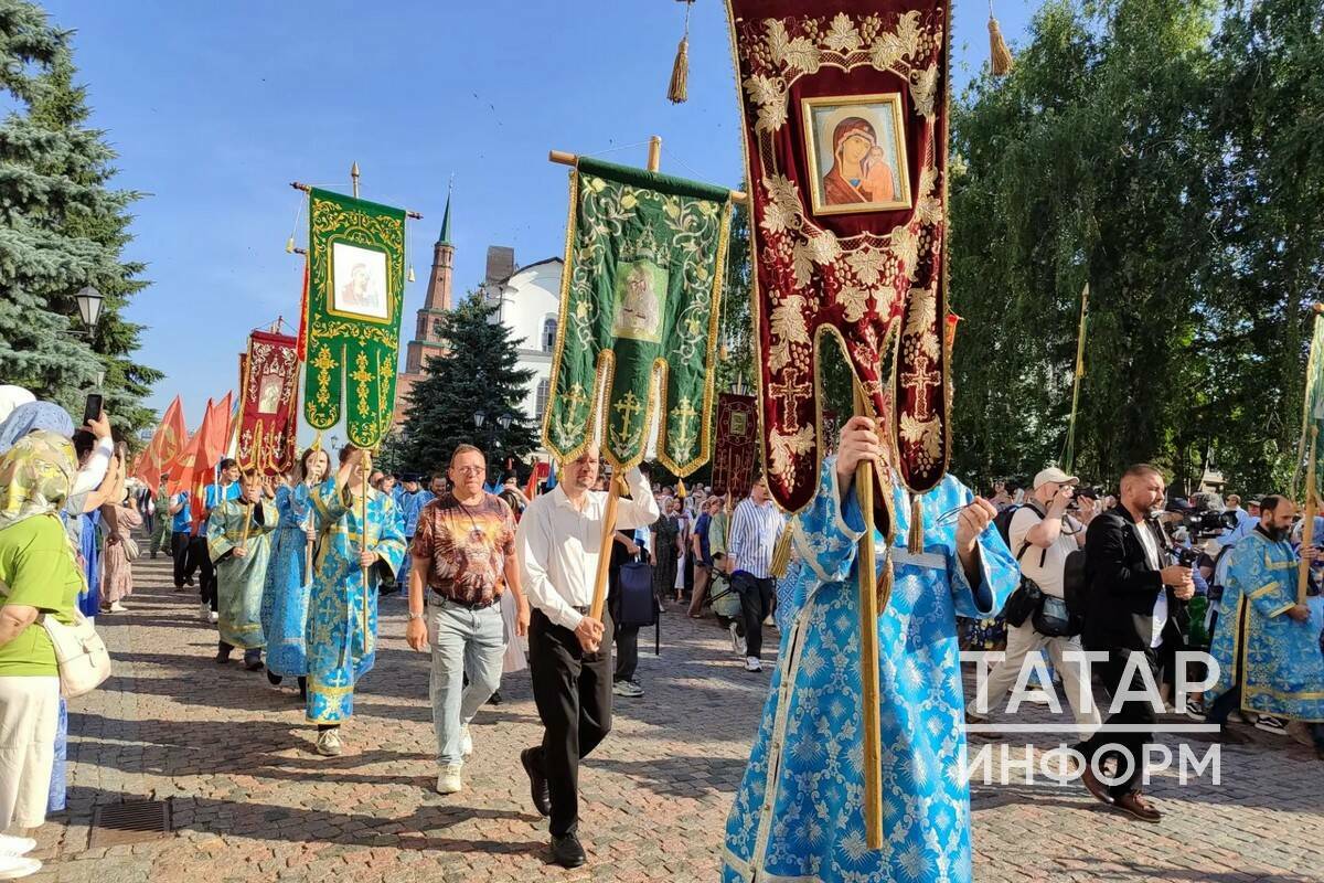На крестный ход в Казани собрались несколько тысяч верующих