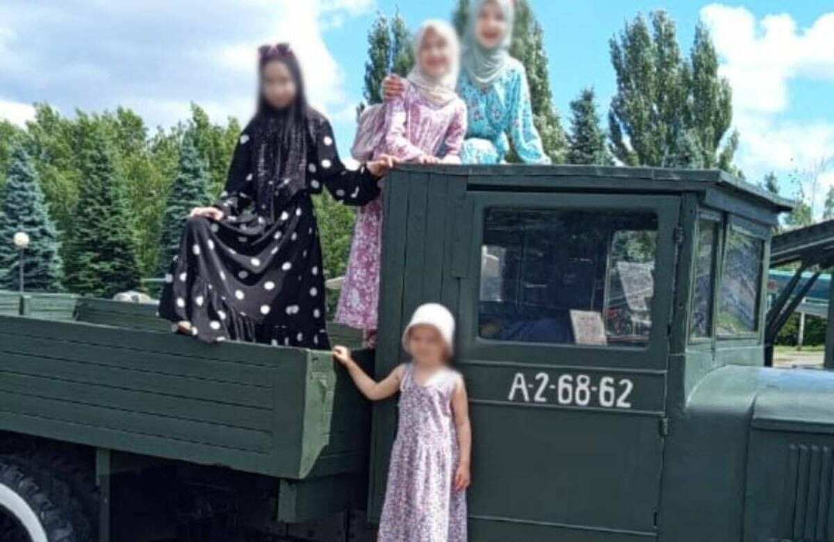 «Когда говорю дочкам: «Обязательно увидитесь с ней в раю», – улыбаются в ответ, но глаза все равно грустные. Очень скучают…» – говорит Булат Набиуллин, который после смерти жены один воспитывает пятерых дочерей. Он рассказал «Интертату» о своей Алине, которую потерял спустя всего два дня после того, как врачи обнаружили у нее опухоль мозга.
