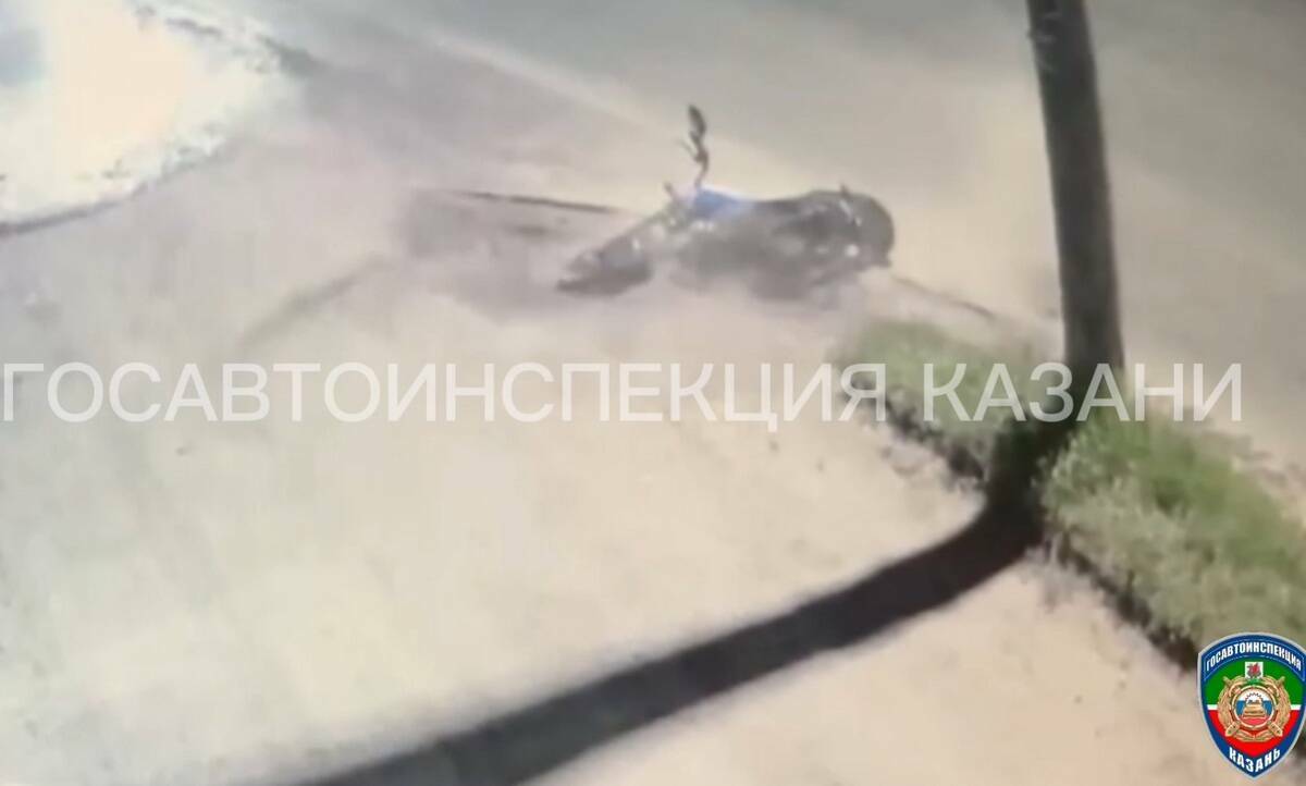 Момент гибели мопедиста, влетевшего в фонарный столб в Казани, попал на видео