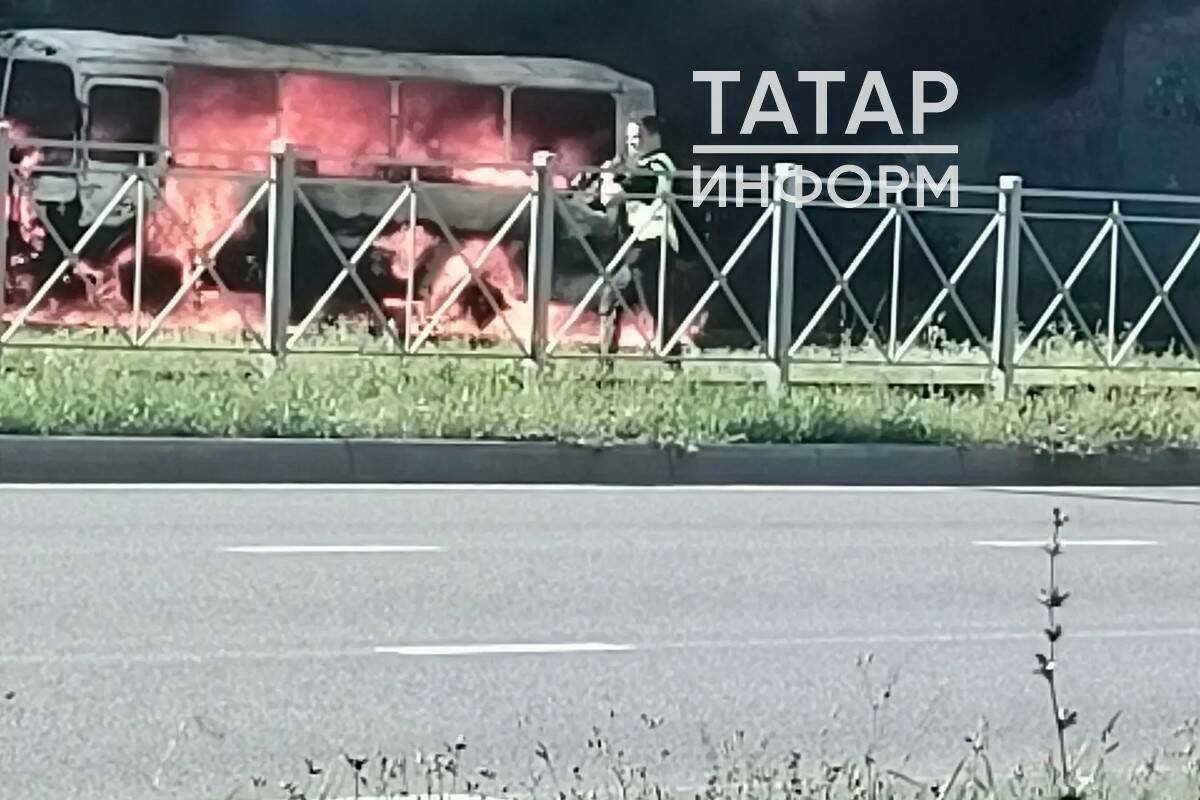 Автобус ПАЗ загорелся на улице Краснококшайской в Казани