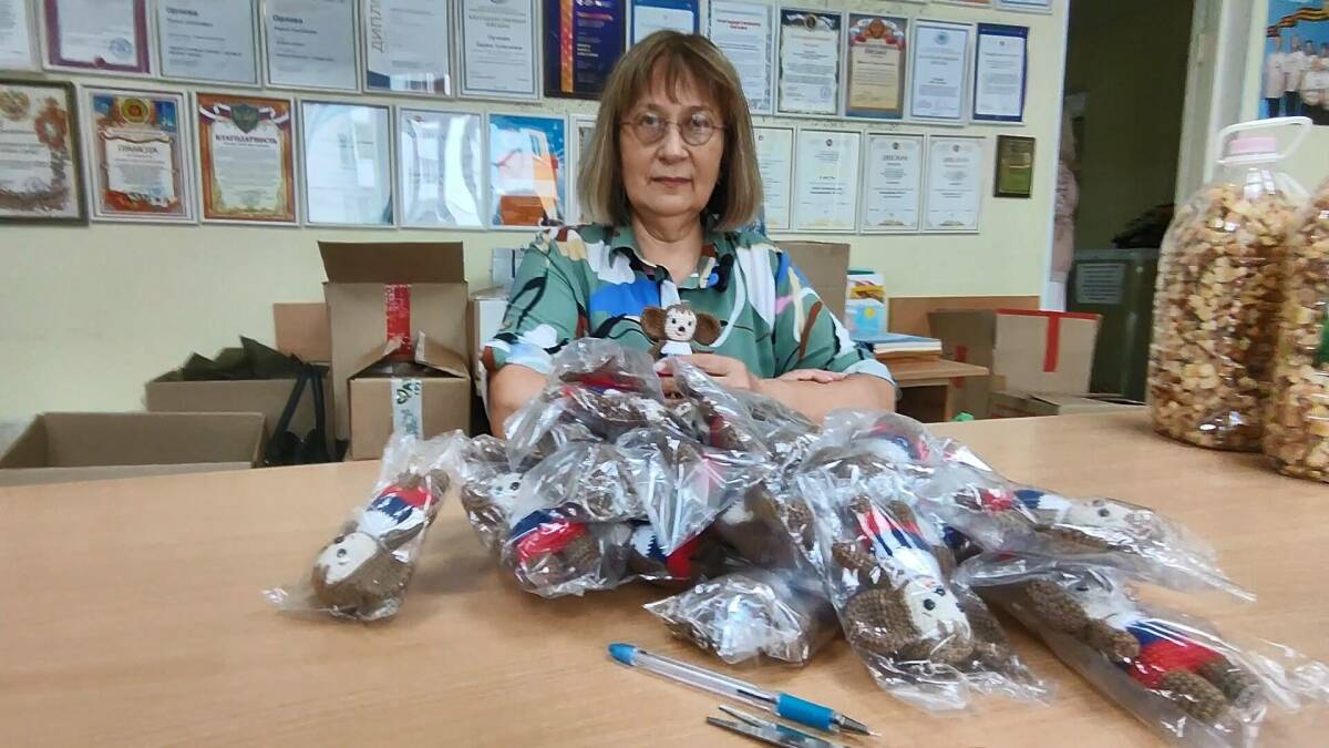 Нижнекамка за три месяца связала более 50 чебурашек-талисманов для бойцов СВО
