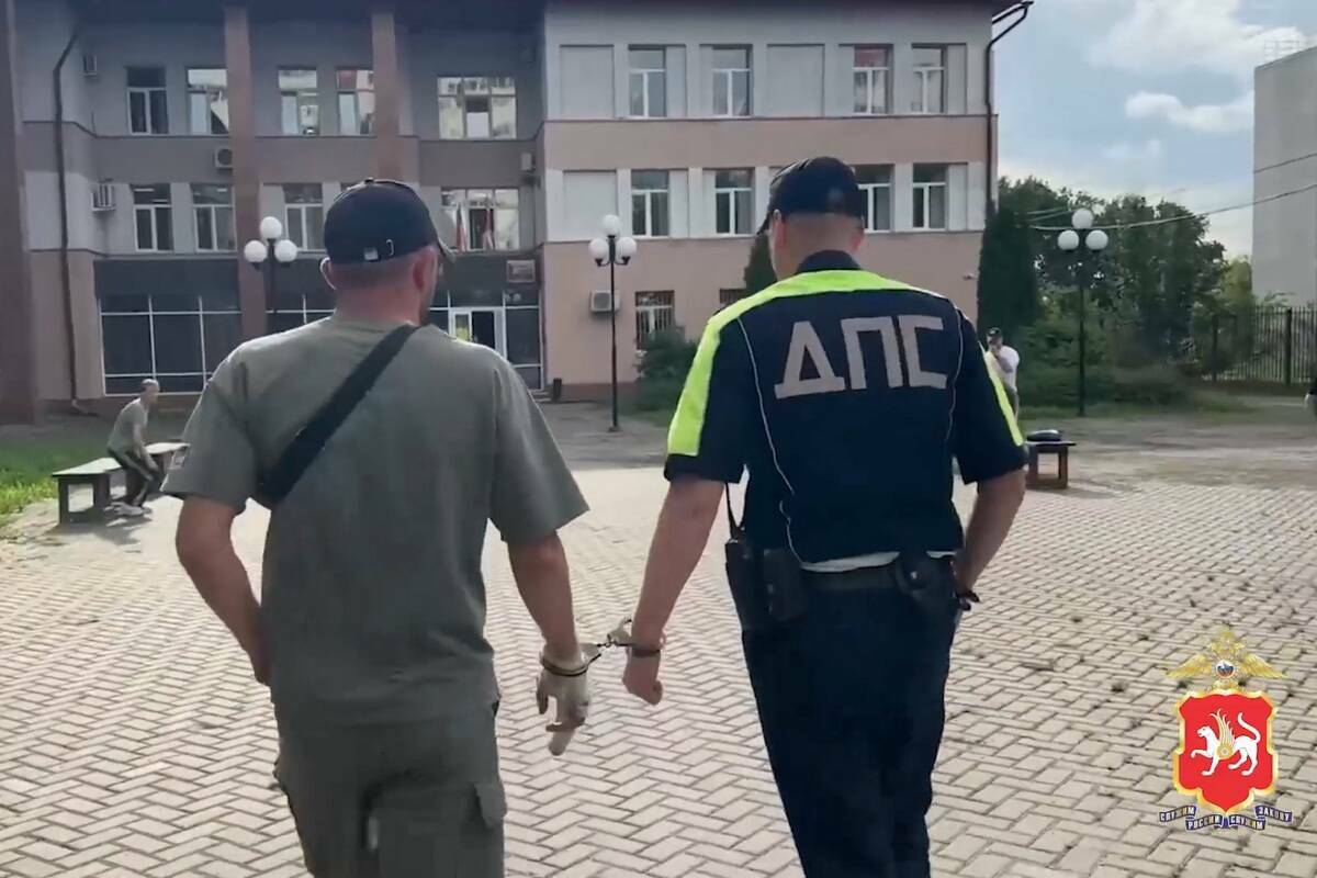 Водителя, влетевшего в двоих мужчин в Казани и уехавшего с места ДТП, арестовали