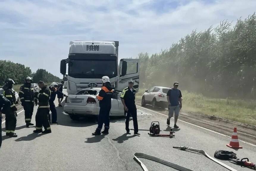Водитель Volkswagen погиб, влетев в грузовик в Татарстане