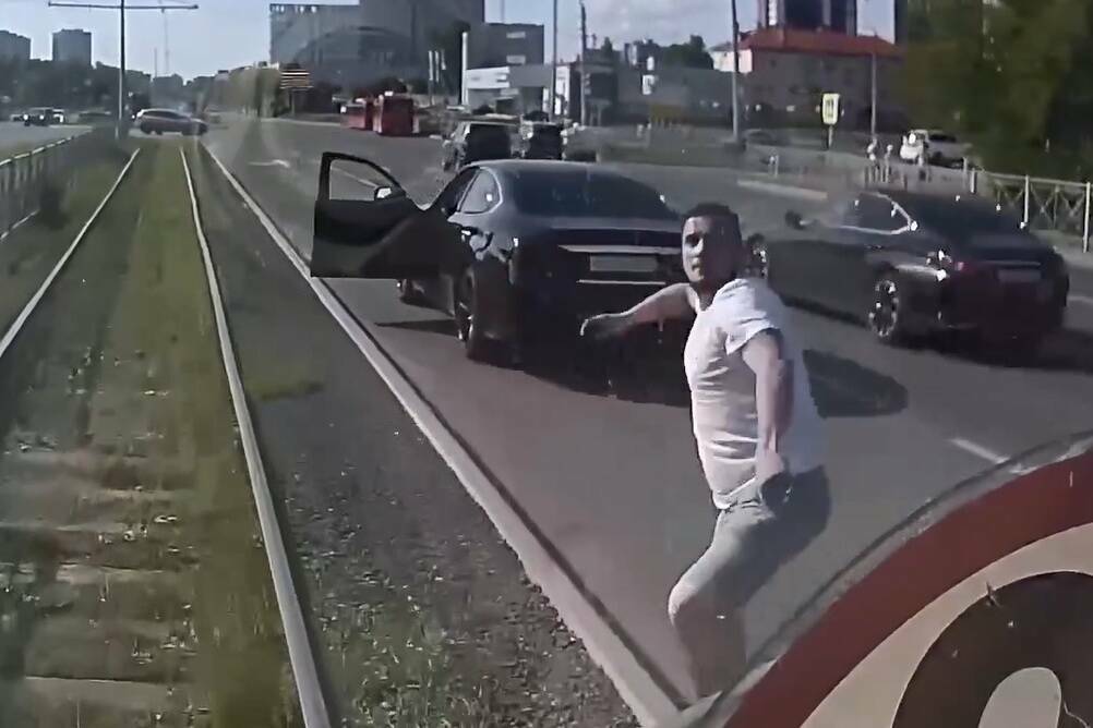 Выходку мужчины, кидавшего камни в трамвай, прокомментировал Метроэлектротранс