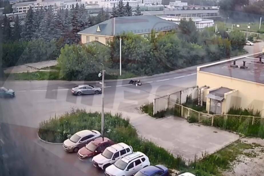 Момент жуткого ДТП в Казани, где мотоциклиста переехала Audi, попал на видео