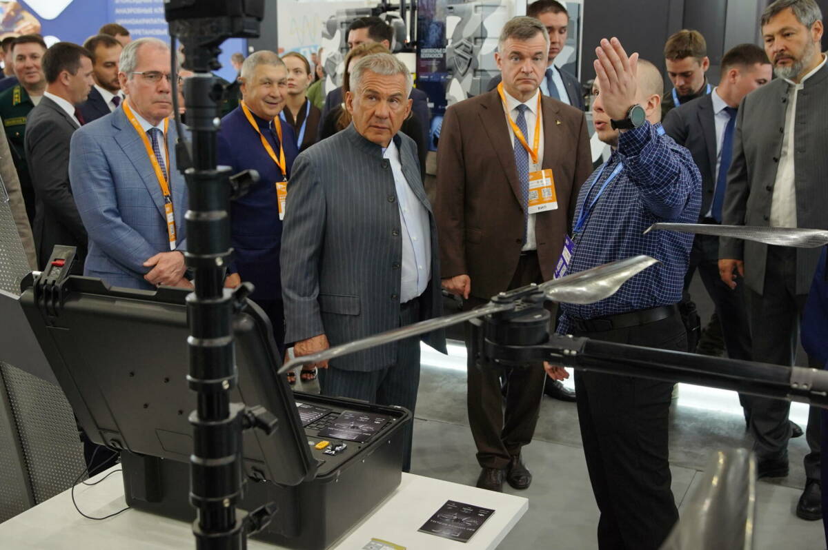 Рустам Минниханов призвал разработчиков ускорить создание беспилотных систем