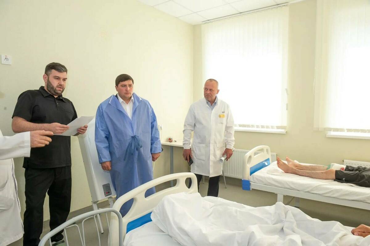 Мэр Нижнекамска посетил пострадавших в результате атаки БПЛА