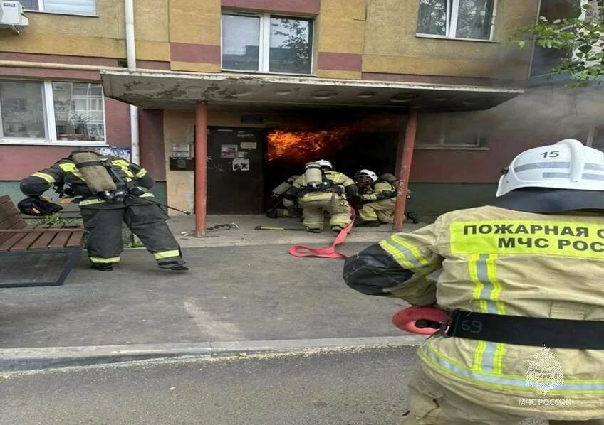 Двое детей спасены из пожара в подъезде жилого дома в Альметьевске