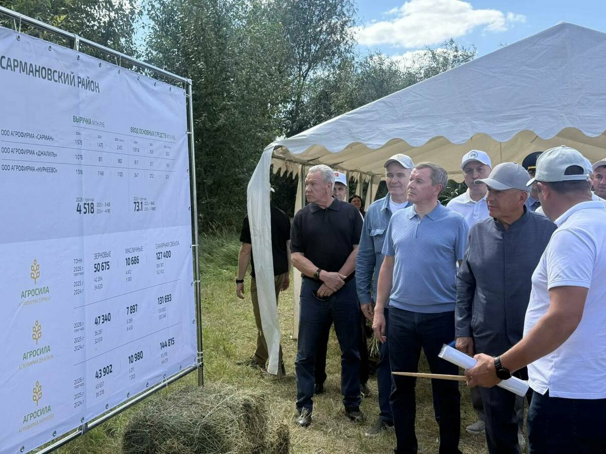 Минниханов ознакомился с ходом уборочной кампании в Сармановском районе