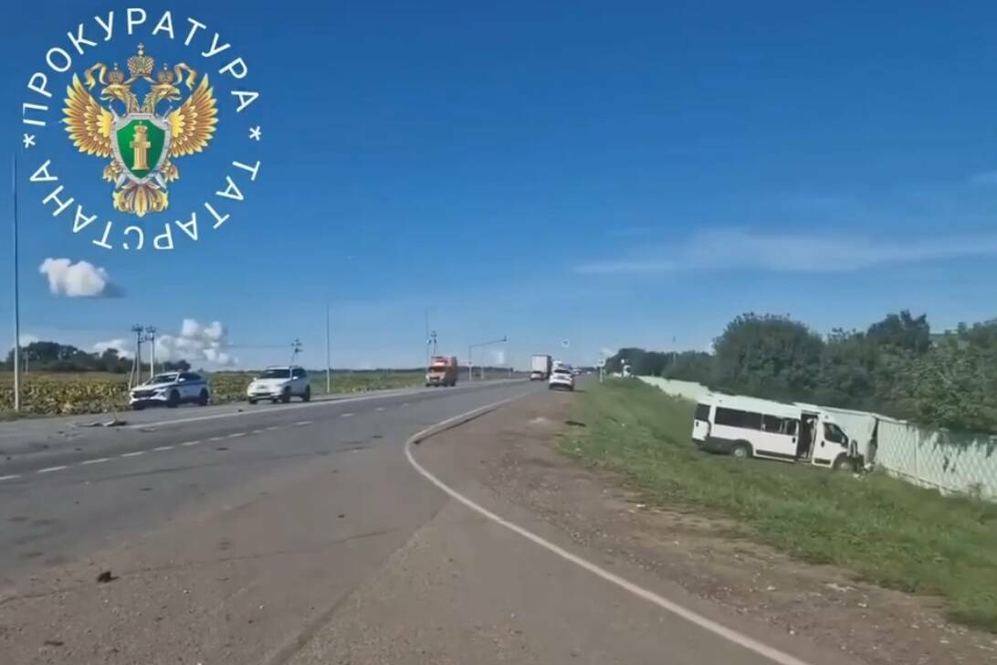 Автобус с пассажирами вылетел в кювет после столкновения с легковушкой в РТ