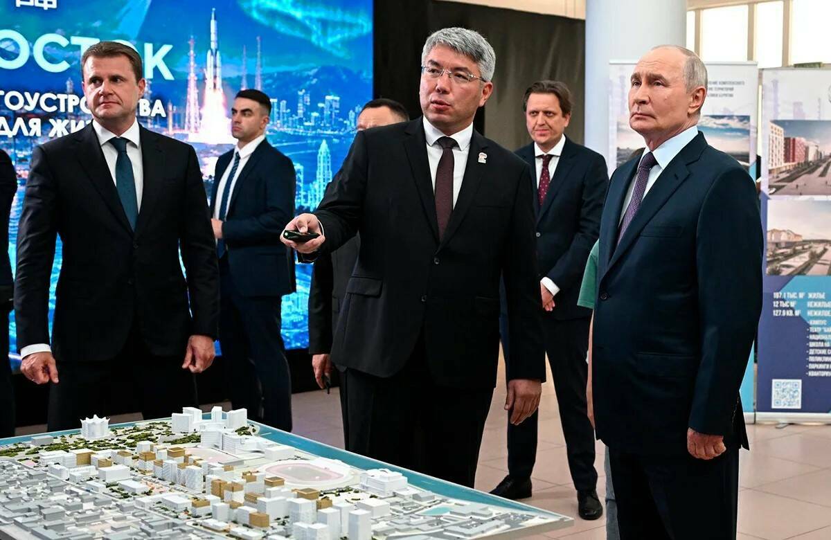 Владимир Путин продолжает серию поездок по регионам Сибири и Дальнего Востока. Он посетил Улан-Удэ и пообещал приехать в Магадан в 2029 году на 100-летие со дня основания города. До этого президент уже побывал в Иркутске, Омске и Красноярске. Почему Сибирь стала так актуальна для российского лидера – в материале обозревателя Альберта Бикбова.
