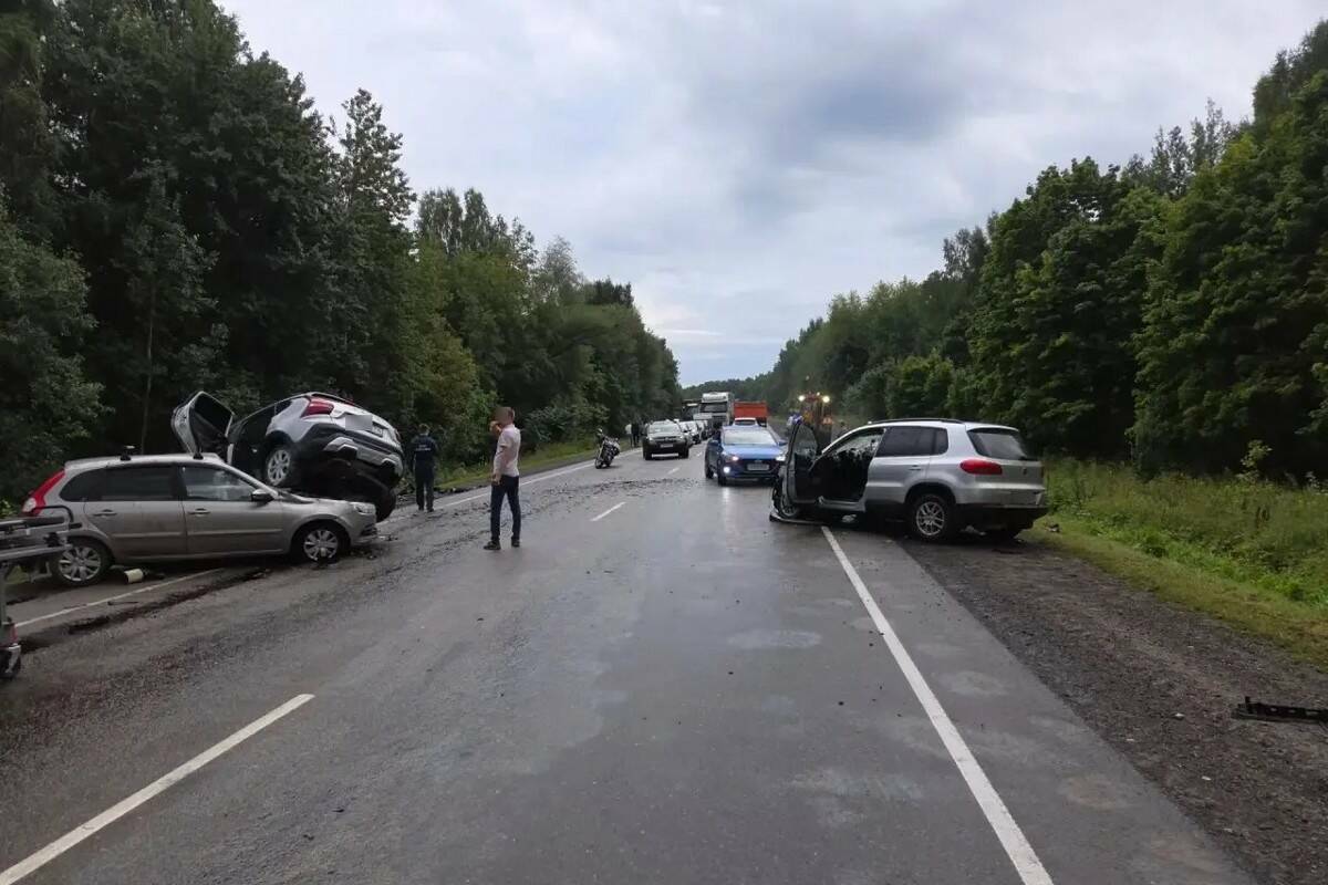 Двое детей и женщина погибли в ДТП с тремя авто на трассе в Татарстане