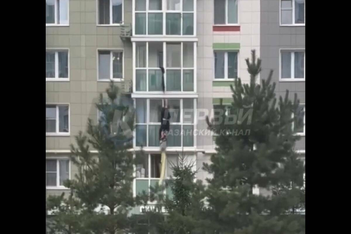 Спускаясь по простыням, мужчина сорвался с балкона казанской многоэтажки