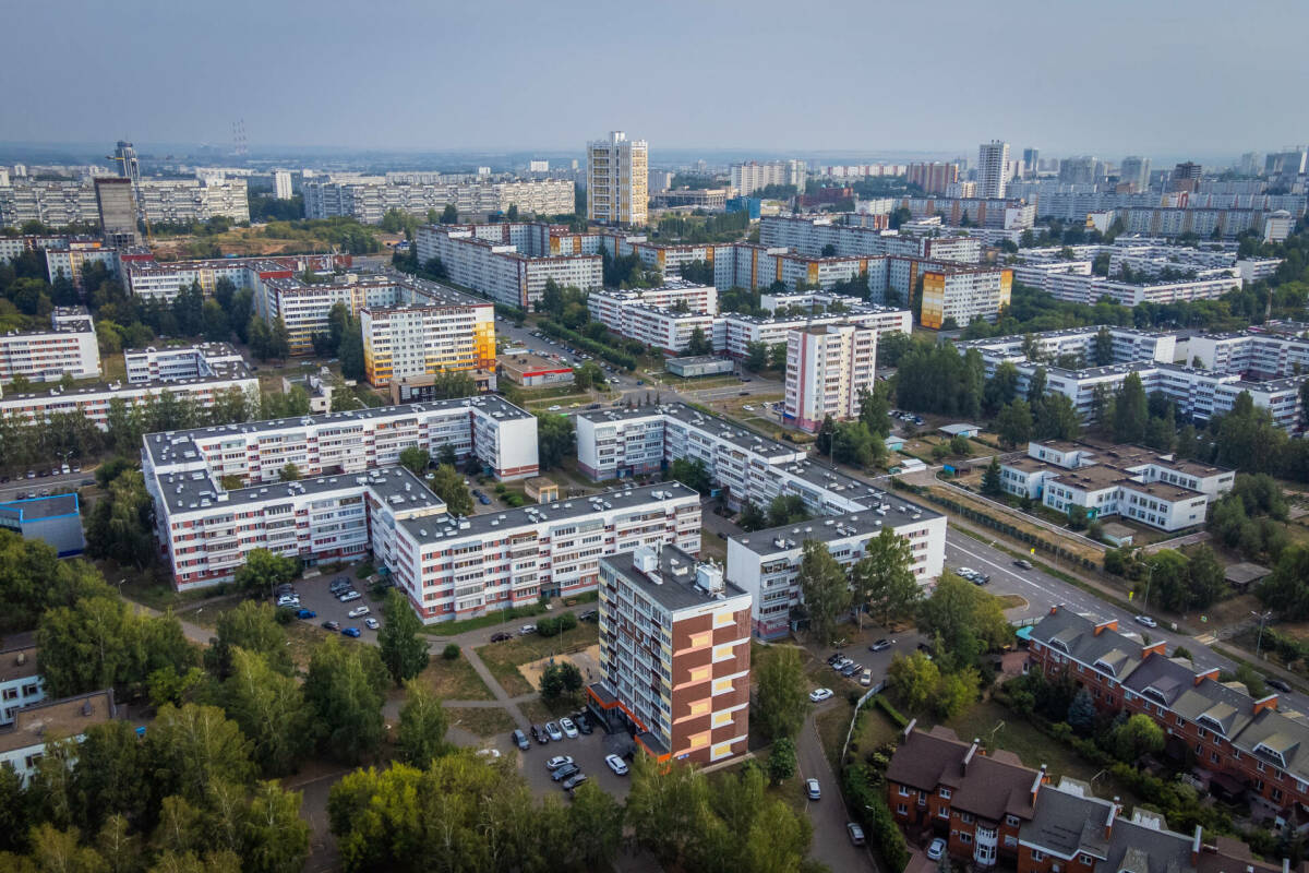 Ровно через неделю Челны отметят 400-летие со дня основания города и 50 лет, как выпустили первый «КАМАЗ». В ходе подготовки к юбилеям в Автограде направили 15 млрд рублей. Главные торжества с участием звезд эстрады пройдут 21 августа. А эксперты рассказали «Татар-информу», с каким наследием город подходит к своему юбилею и каким видят его будущее.