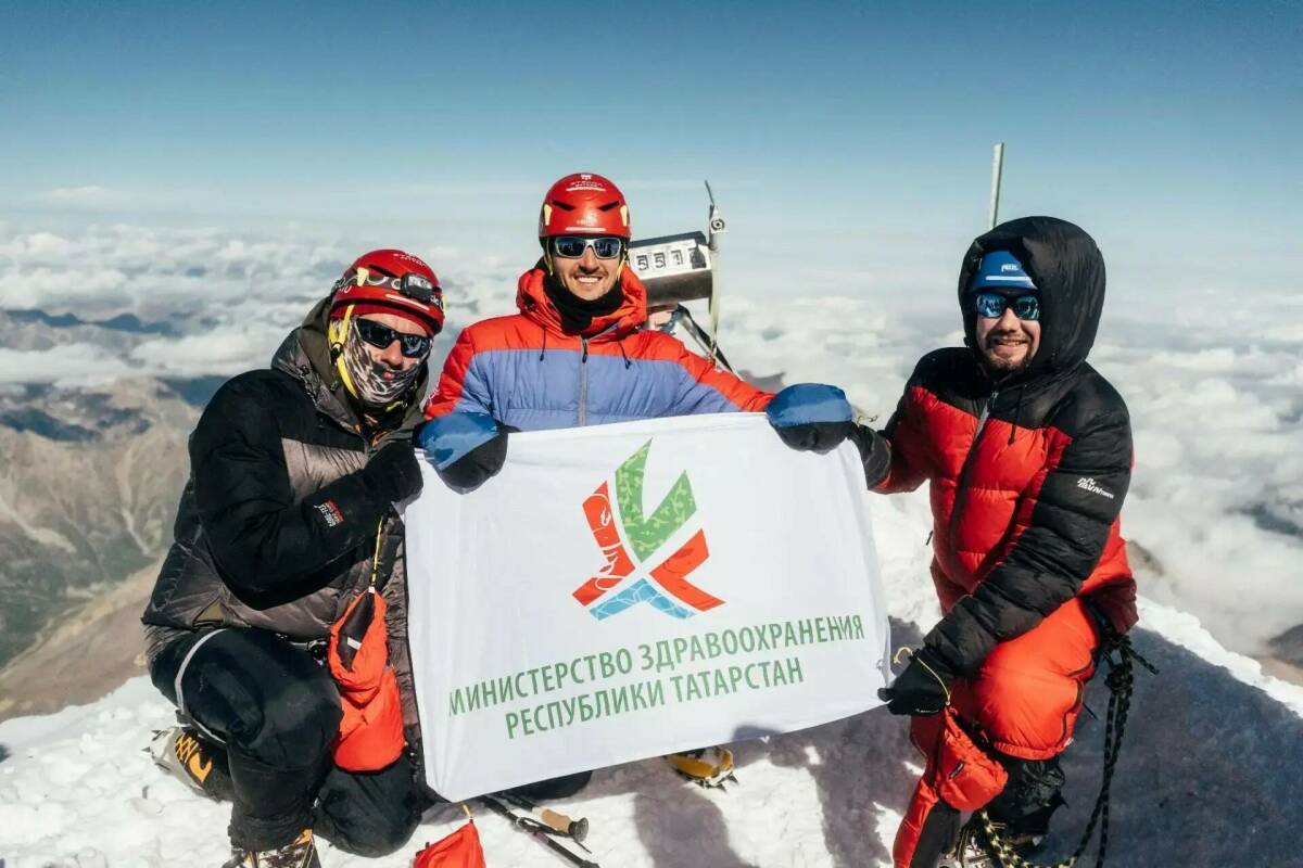 Татарстанские врачи подняли флаг Минздрава РТ над Эльбрусом