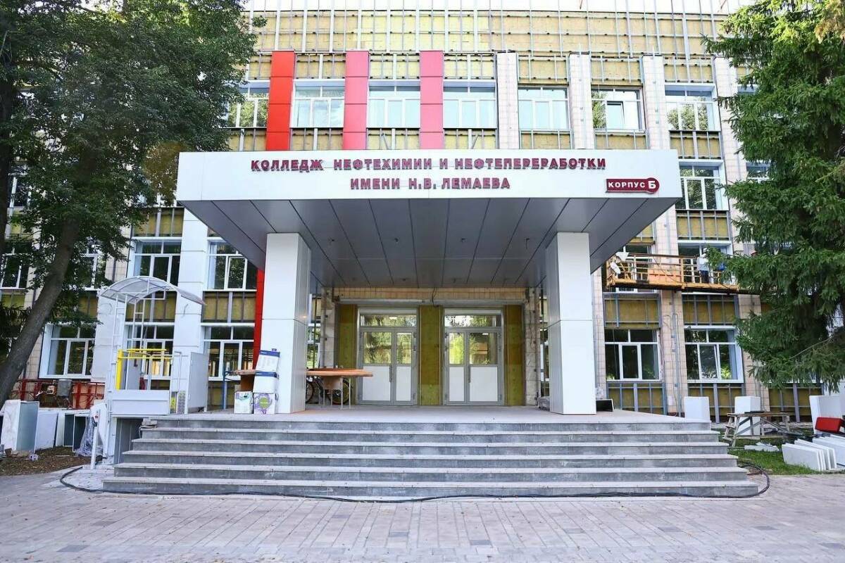Беляев проинспектировал ход ремонтных работ в колледже Лемаева и НХТИ