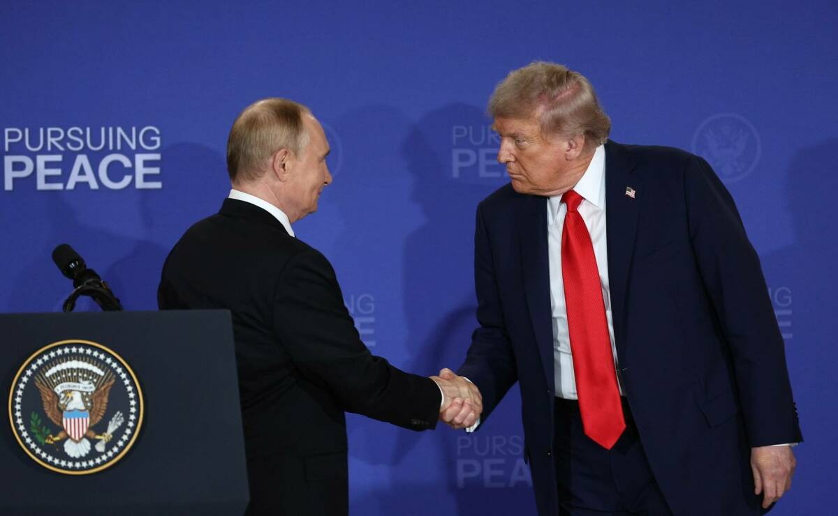 Сенсационной встрече Владимира Путина и Дональда Трампа в Анкоридже исполнился год. Тогда сам факт проведения такой встречи многие восприняли как дипломатическую победу Путина, а сторонники Трампа – как шаг к нормализации отношений. О значении встречи в Анкоридже – в материале обозревателя Альберта Бикбова.