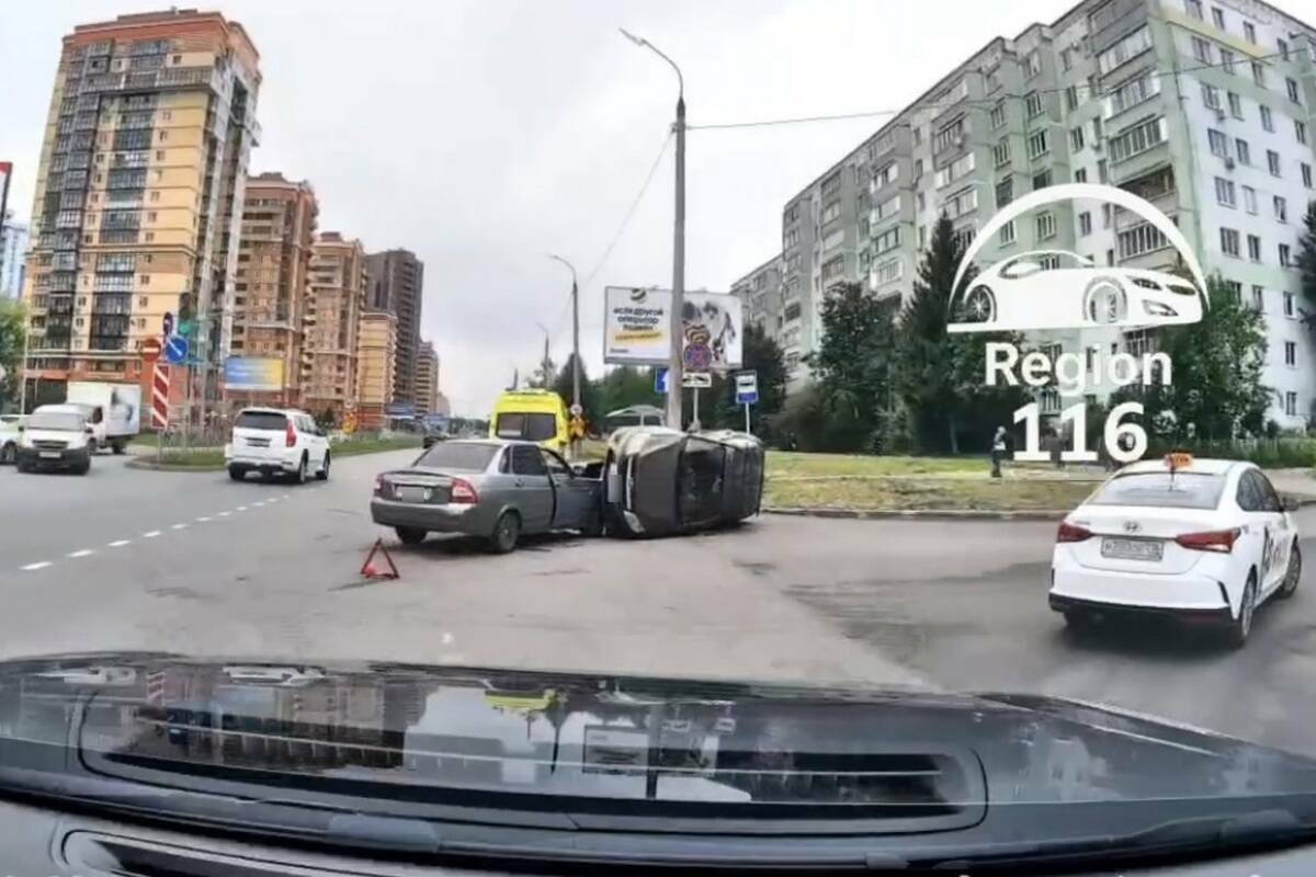 Авто опрокинулось на бок, попав в ДТП на Дубравной в Казани – есть пострадавшие