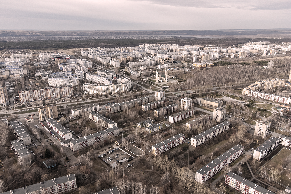 После атаки БПЛА 10 августа в Нижнекамске усилили контроль за готовностью объектов к чрезвычайным ситуациям. В городе проверили 11 хостелов, продолжили обследование укрытий и ускорили установку IP-домофонов, которые должны автоматически открывать подвалы при угрозе. На деловом понедельнике мэр Радмир Беляев также рассказал о состоянии пострадавших.