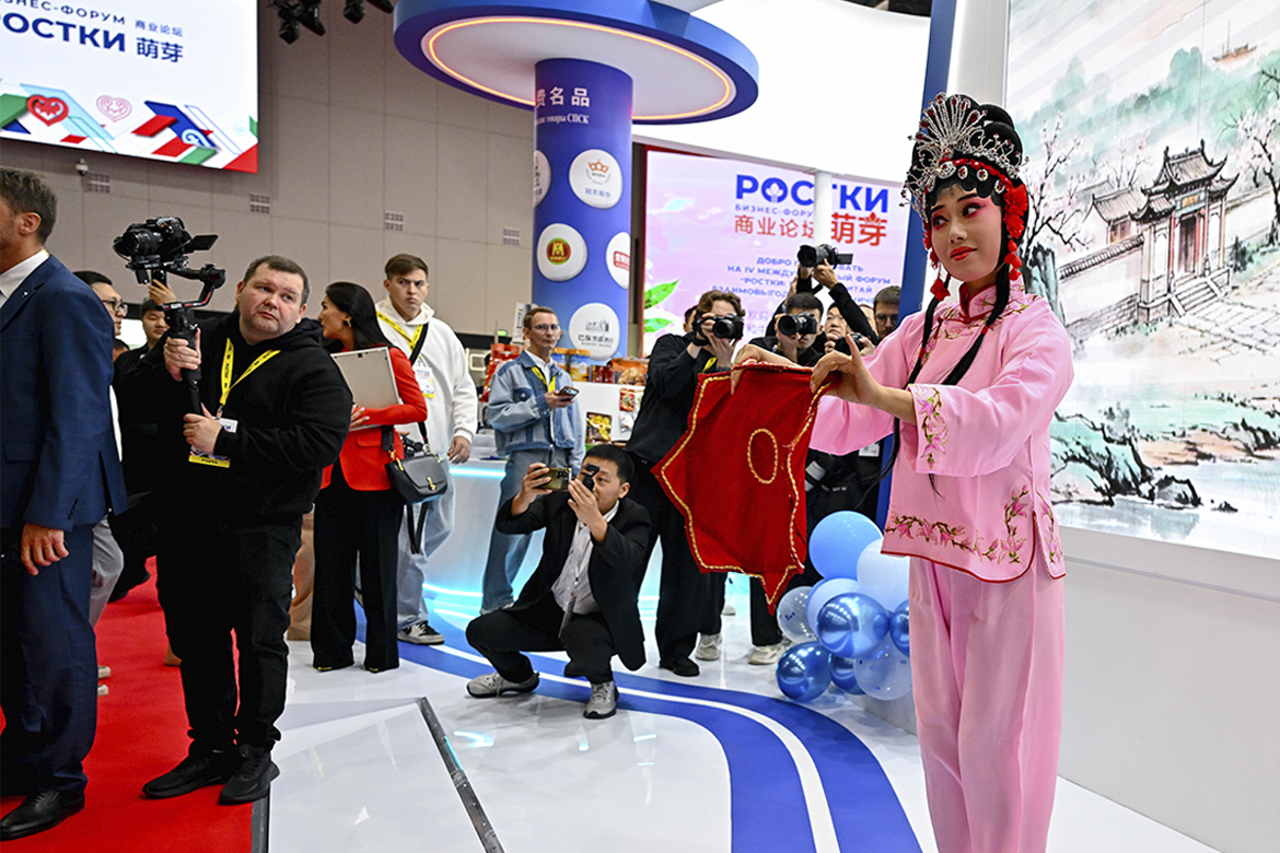 Китайские фонарики, панда в деловом костюме, робот в тюбетейке и сладость, подозрительно похожая на чак-чак, – так встретили гостей «РОСТКИ-2026» в Казани. Что происходило на площадке в первый день форума и о чем говорили на открытии – в репортаже «Татар-информа».