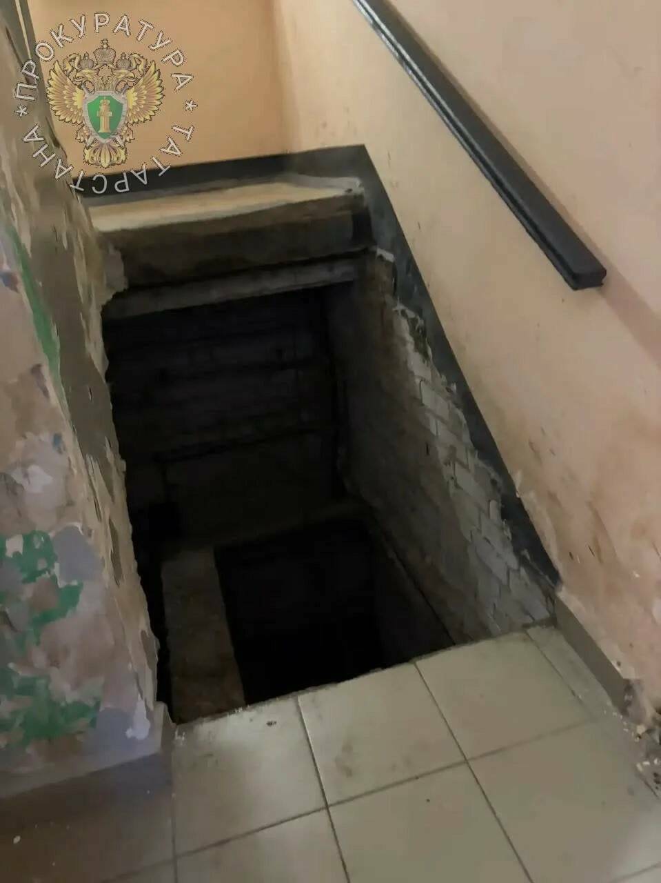 Прокуратура проводит проверку после обвала лестницы в жилом доме в Казани