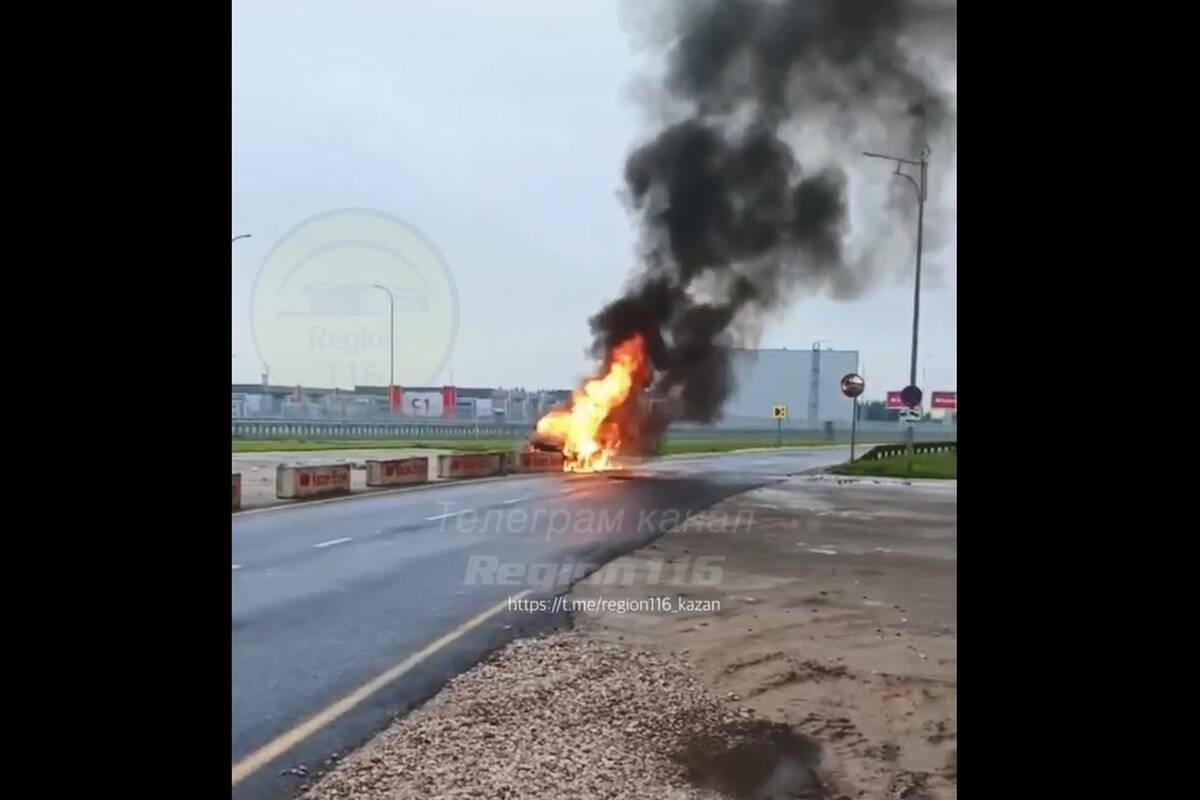 Полыхавшее авто на парковке «Казань Экспо» сняли на видео