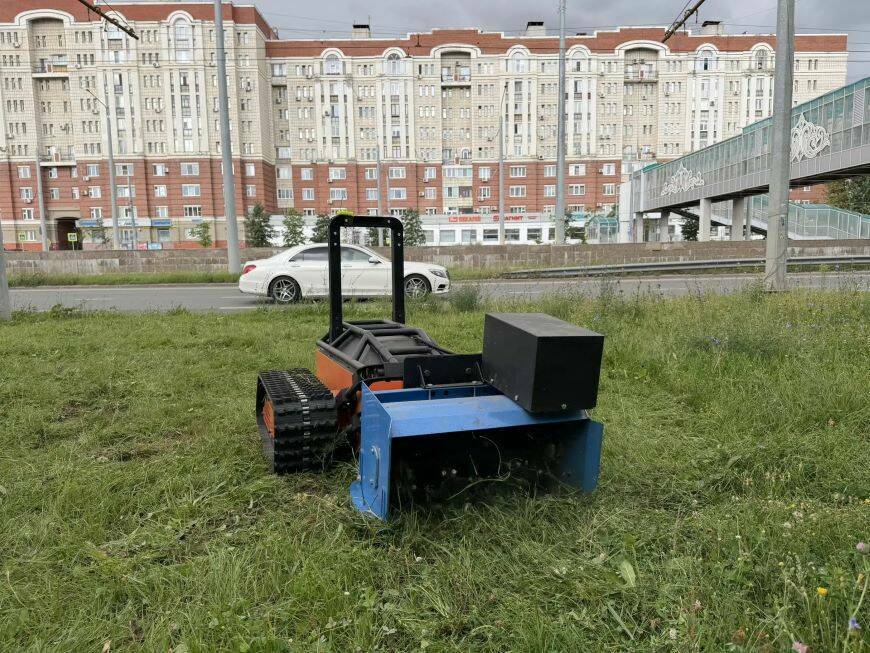 В Казани начали тестировать беспилотного робота-газонокосильщика