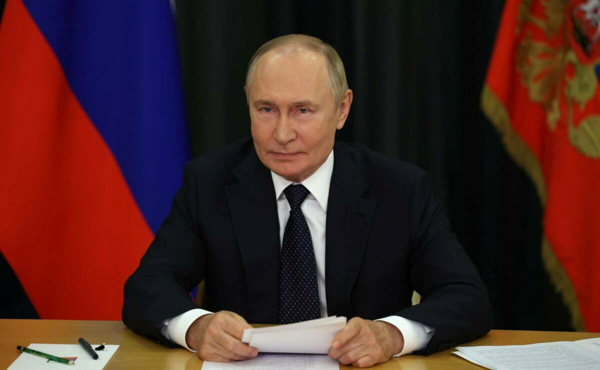 Путин поручил подготовить программу восстановления атакованных складов