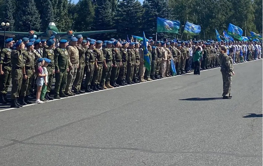 Около пятисот человек собрались сегодня в казанском парке Победы, чтобы отпраздновать День Воздушно-десантных войск. Торжественный митинг традиционно объединил несколько поколений десантников, а также тех, кто на них равняется. Подробности – в репортаже «Татар-информа».