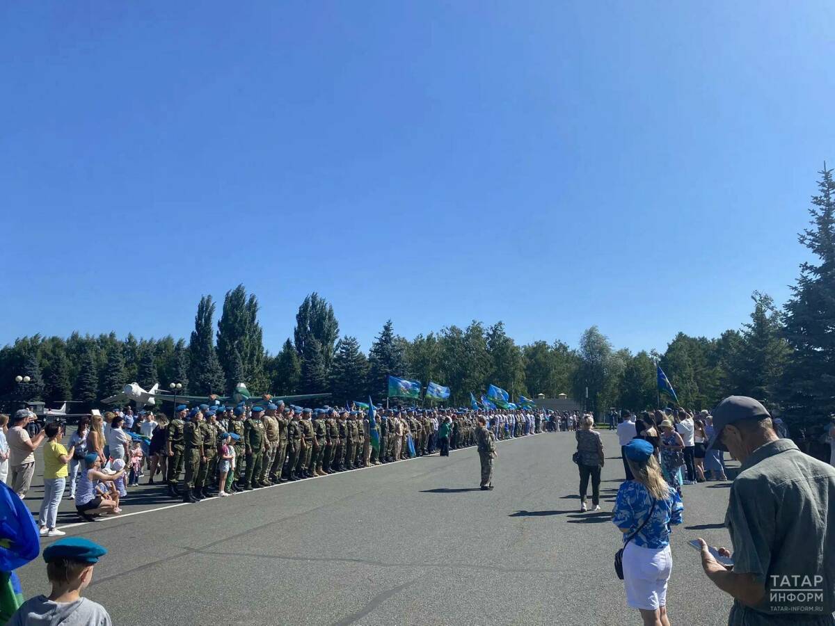 В казанском парке Победы проходит митинг в честь Дня ВДВ