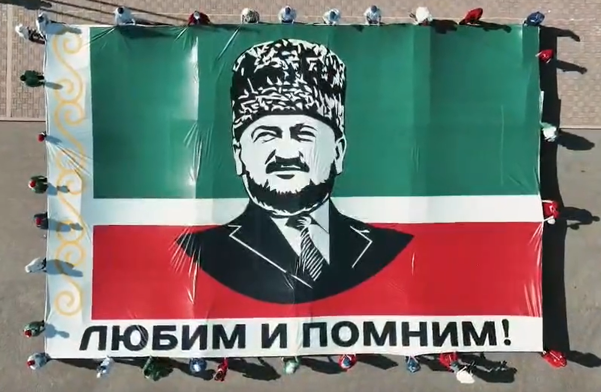 Сегодня во время рабочей поездки в Чеченскую Республику Раис Татарстана принял участие в мероприятиях, посвященных 75-летию Ахмата-Хаджи Кадырова. Рустам Минниханов побывал на его могиле, посетил Российский университет спецназа и выступил на торжественном мероприятии во Дворце торжеств имени Дагуна Омаева. Подробнее – в материале «Татар-информа».