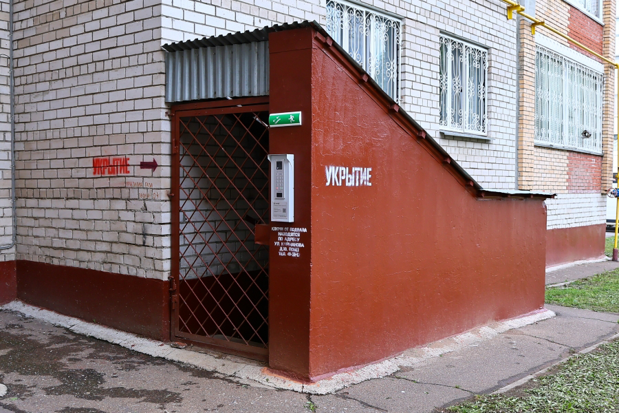 Нижнекамск продолжает готовить заглубленные помещения к использованию в качестве укрытий при угрозе атаки БПЛА. В подвалах устанавливают электронные замки, оснащают помещения необходимым инвентарем и обновляют информацию для жителей. Мэр Радмир Беляев поручил добиться, чтобы каждый горожанин заранее знал, где находится ближайшее укрытие.