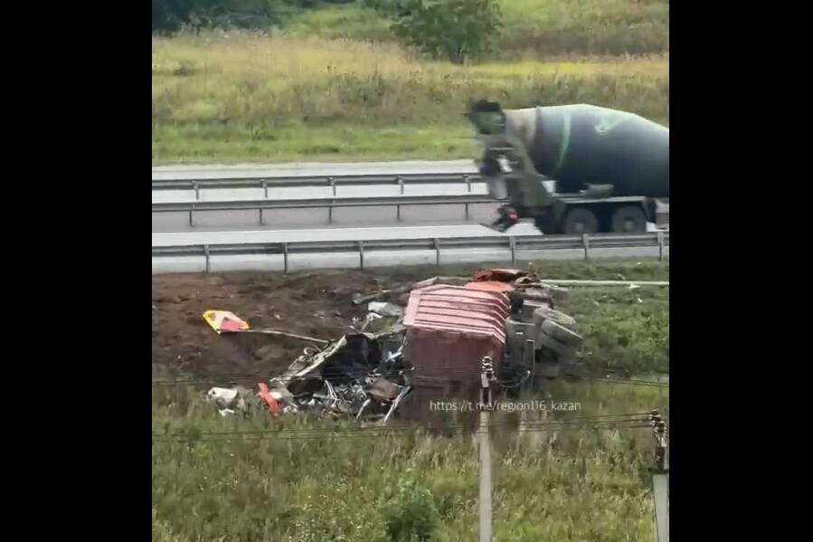 Грузовик вылетел с трассы под Казанью, опрокинувшись в кювет