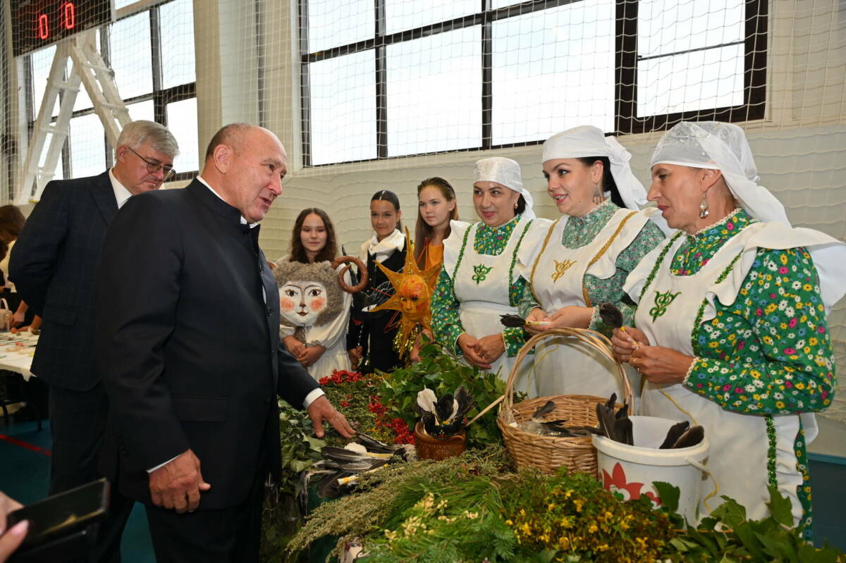 Марат Ахметов призвал развивать новые способы обучения детей родным языкам