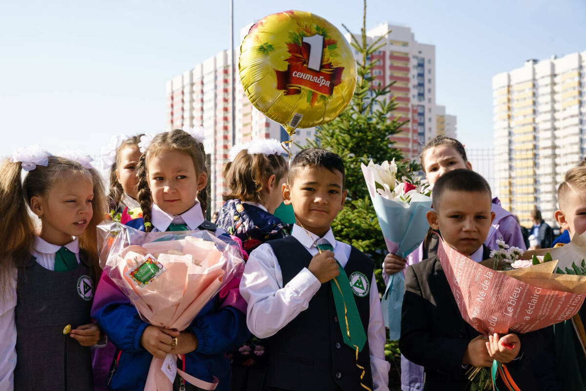 Мы подсчитали стоимость одежды, канцтоваров, рюкзака и букета для начальной школы – по данным Росстата и ценам на маркетплейсах. Набор первоклассницы обойдется в 17 279 рублей, первоклассника – в 16 925 рублей. АЦ «Татар-информа» рассчитал, из чего складывается эта сумма и на чем можно сэкономить.