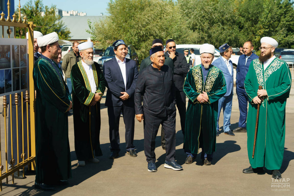 «Два праздника»: в Мавлид Минниханов побывал в возрождённой мечети «Раджаб»