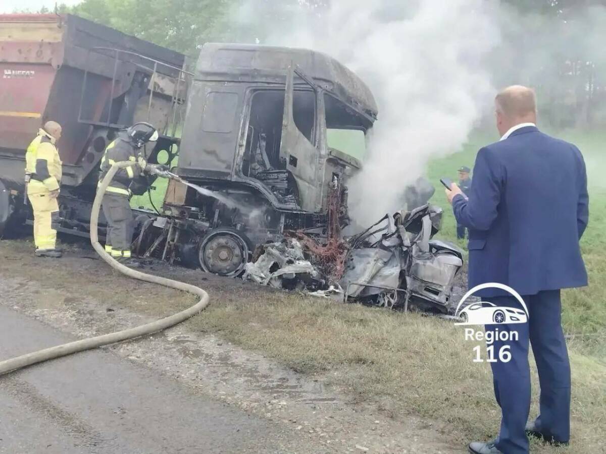 «Лада» влетела под фуру в Татарстане, водитель погиб на месте ДТП