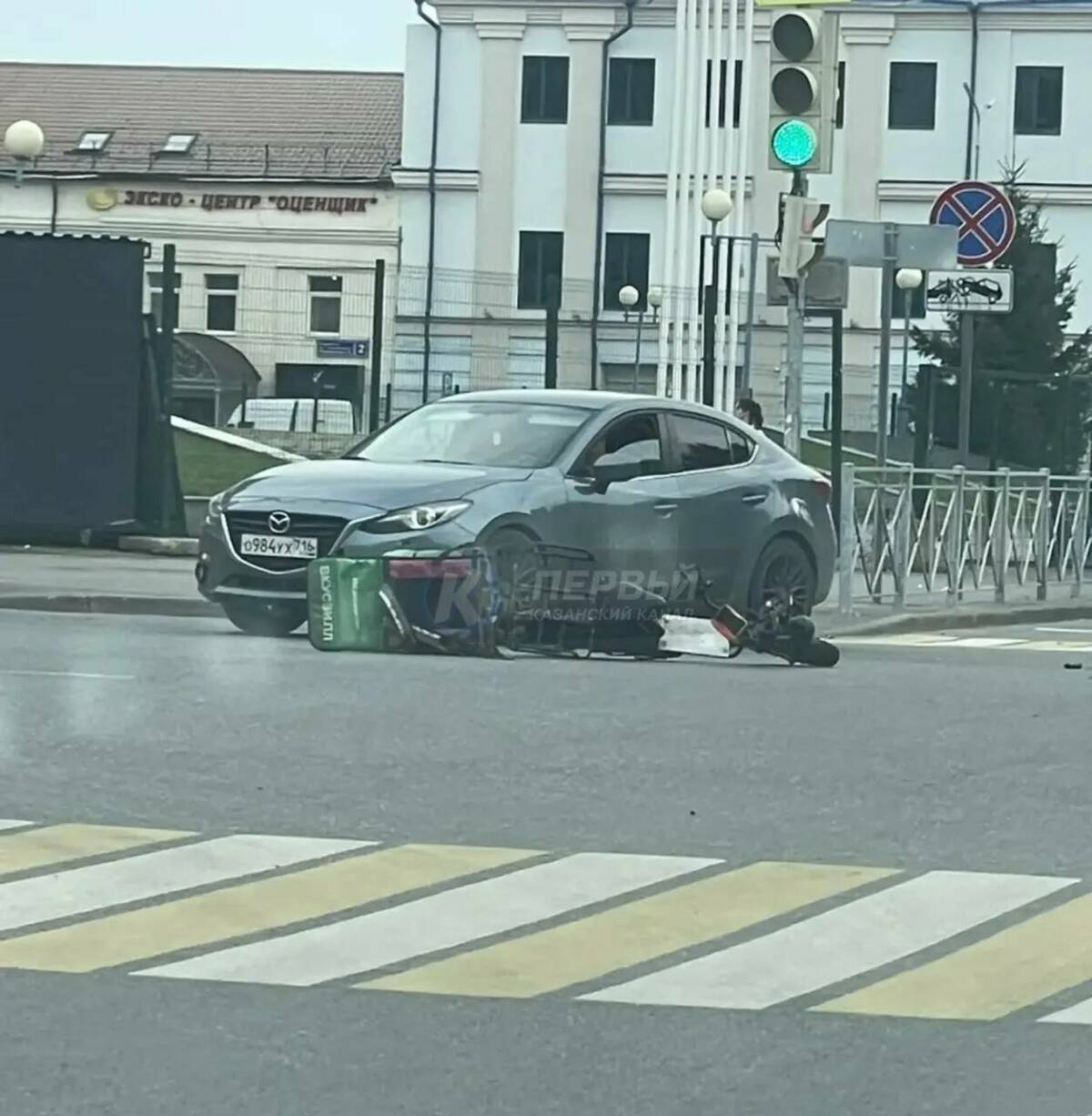 Велосипедист-курьер госпитализирован после ДТП с иномаркой в центре Казани
