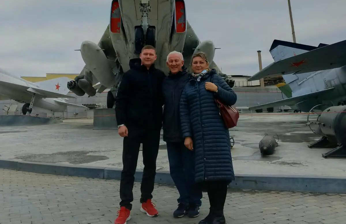 В эту субботу Раис Татарстана вручит Звезду Героя России родителям погибшего на СВО летчика Тимура Гимранова из Казани. Он был командиром экипажа вертолета «Аллигатор», с первых дней находился на в зоне боевых действий. Как рассказал его отец, враги объявили на Тимура охоту – слишком опасен для них был этот экипаж вертолета.