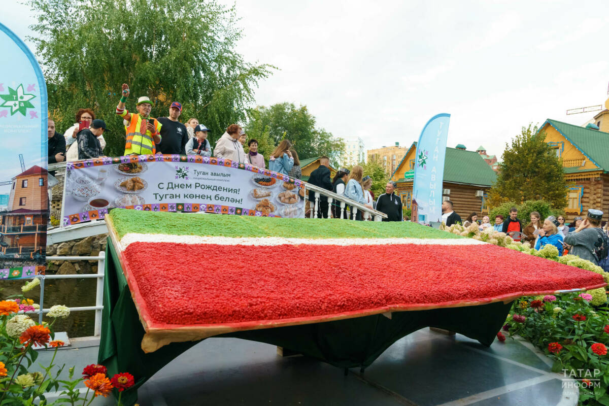 В Казани установили новый гастрорекорд: самый большой флаг РТ из чак-чака