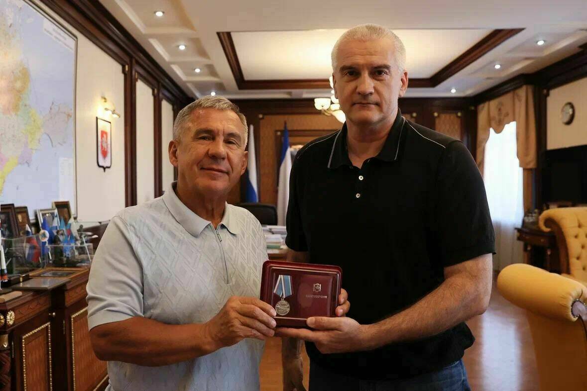 Аксёнов направил Минниханову поздравление ко Дню Республики Татарстан