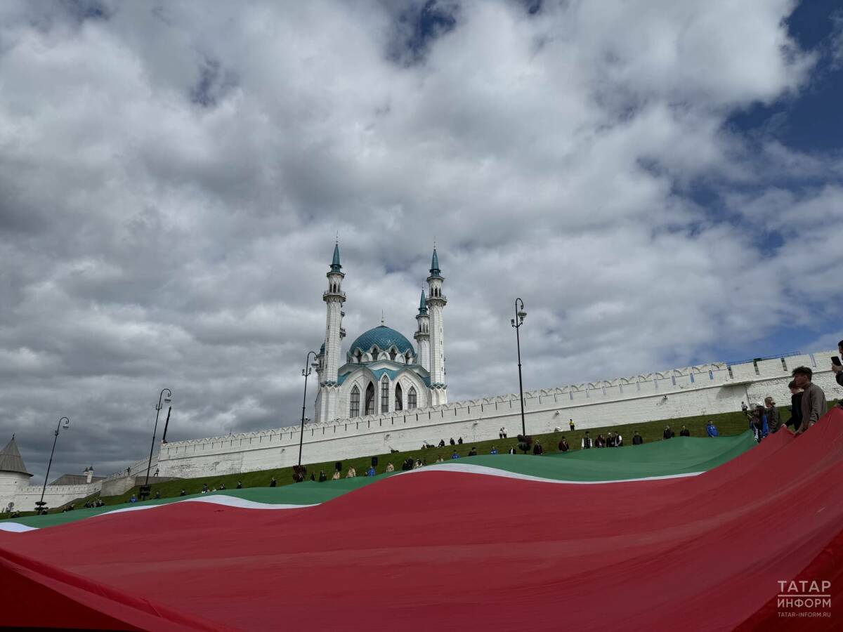 Активисты МГЕР развернули гигантский флаг Татарстана у Казанского кремля
