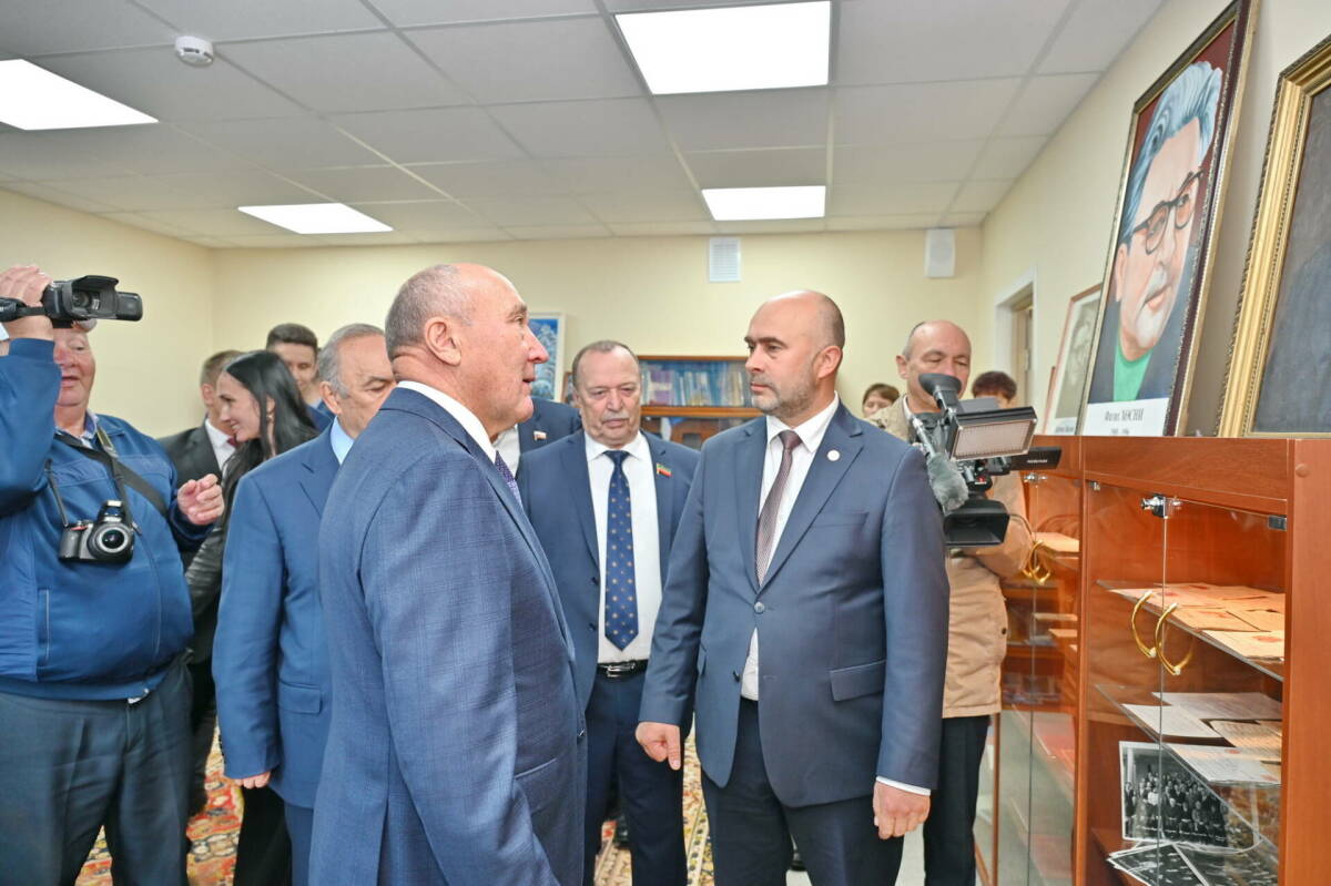 Марат Ахметов посетил музей писателя Фатиха Хусни в Тюлячинском районе