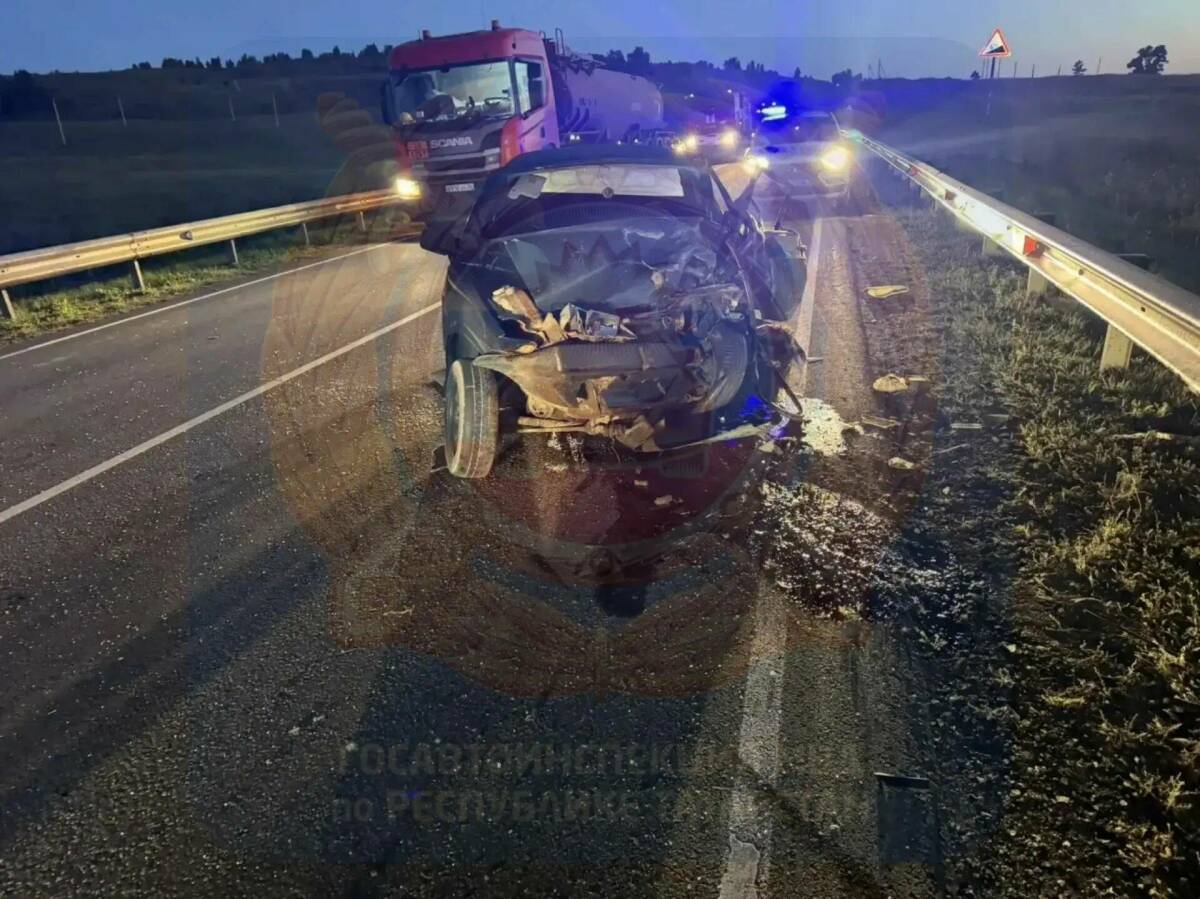 Водитель и пассажир «Лады» погибли в РТ, влетев в иномарку на встречке