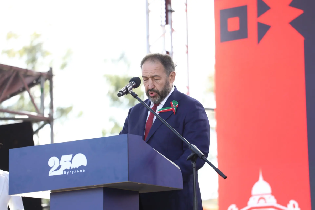 Песошин вручил бугульминцам государственные и ведомственные награды