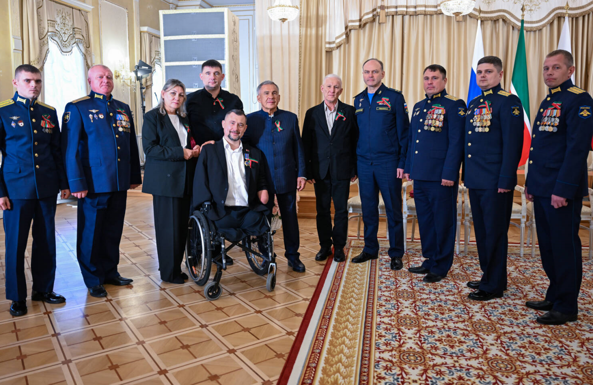 Накануне Дня Республики в Казани чествовали героев и их семьи. Сегодня Раис РТ наградил участников специальной военной операции, многодетных, а также работников предприятий, врачей, военнослужащих, ученых и деятелей культуры, внесших значительный вклад в развитие региона. Подробнее - в репортаже «Татар-информа».