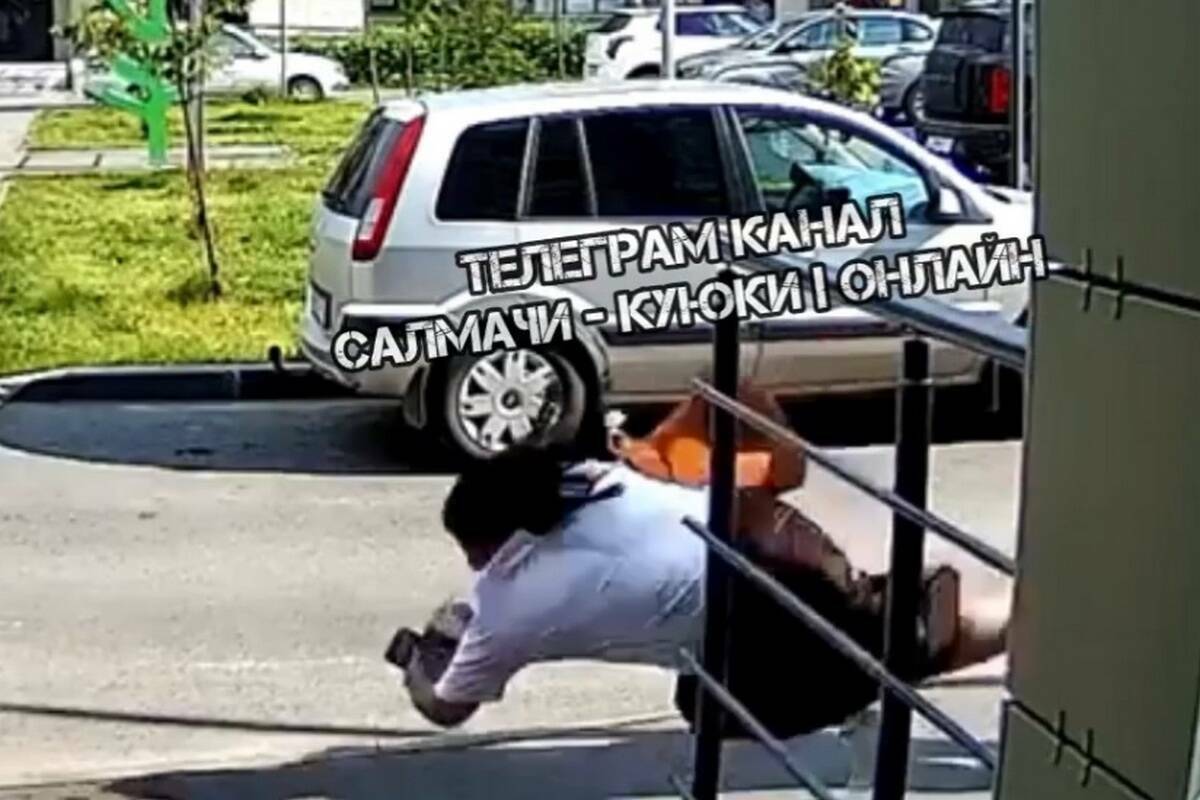 Нападение мужчины на женщину у ЖК под Казанью попало на видео