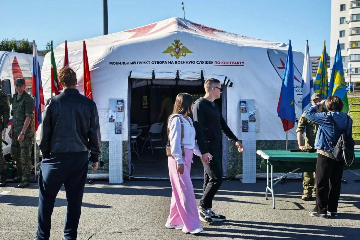 На праздновании Дня республики открылся пункт отбора на службу по контракту