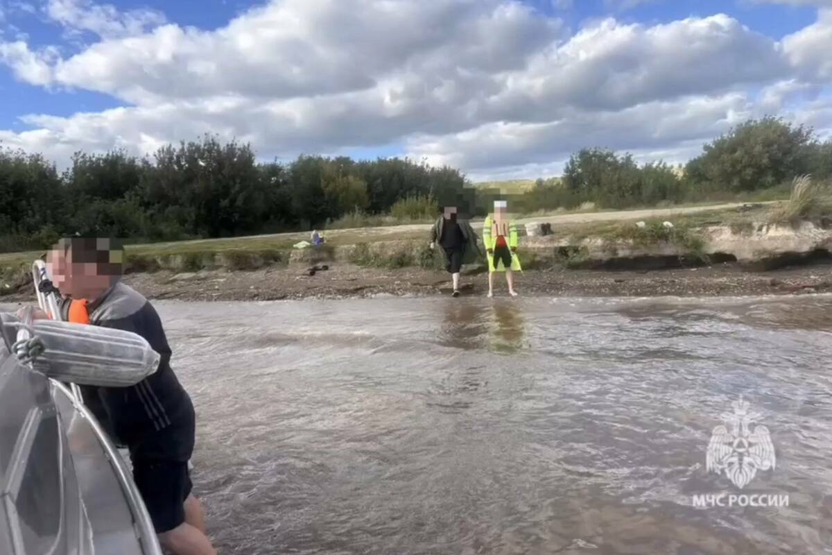 Четверых мужчин, чья лодка едва не перевернулась, спасли на Каме в Татарстане