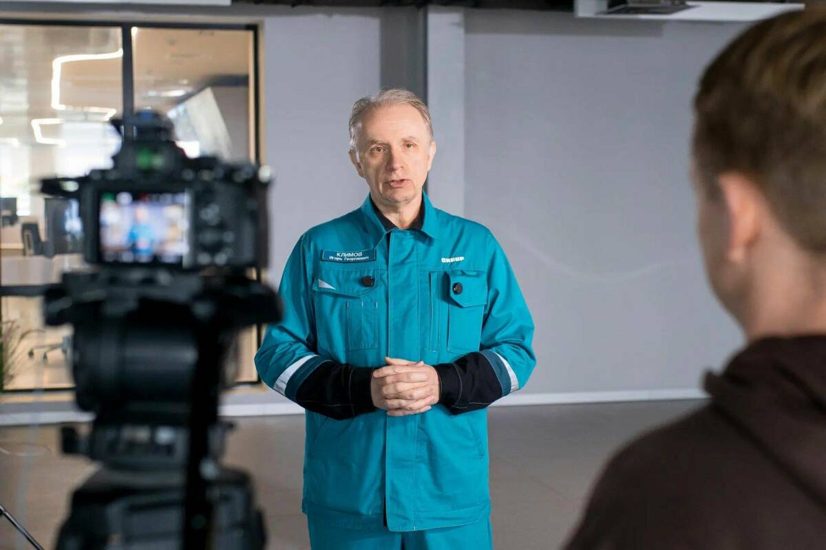 СИБУР за 4,5 года инвестировал в Татарстане 406 млрд рублей, а к 2028 году намерен довести объем вложений до 600 млрд. О том, как компания реализует масштабную инвестпрограмму в условиях санкций и высоких кредитных ставок, «Татар-информу» рассказал исполнительный директор СИБУРа Игорь Климов.